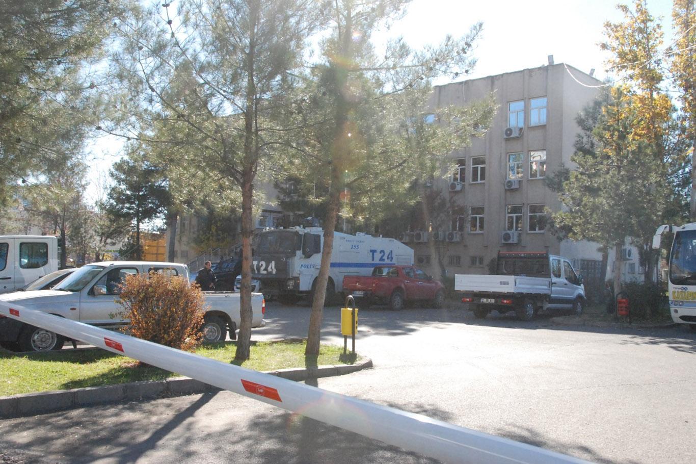 Kayapınar ve Yenişehir belediyelerine kayyum Kayapınar ve Yenişehir belediyelerine kayyum